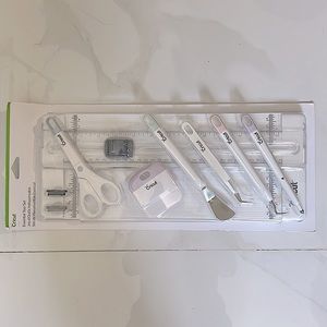 Cricut Essential tool set